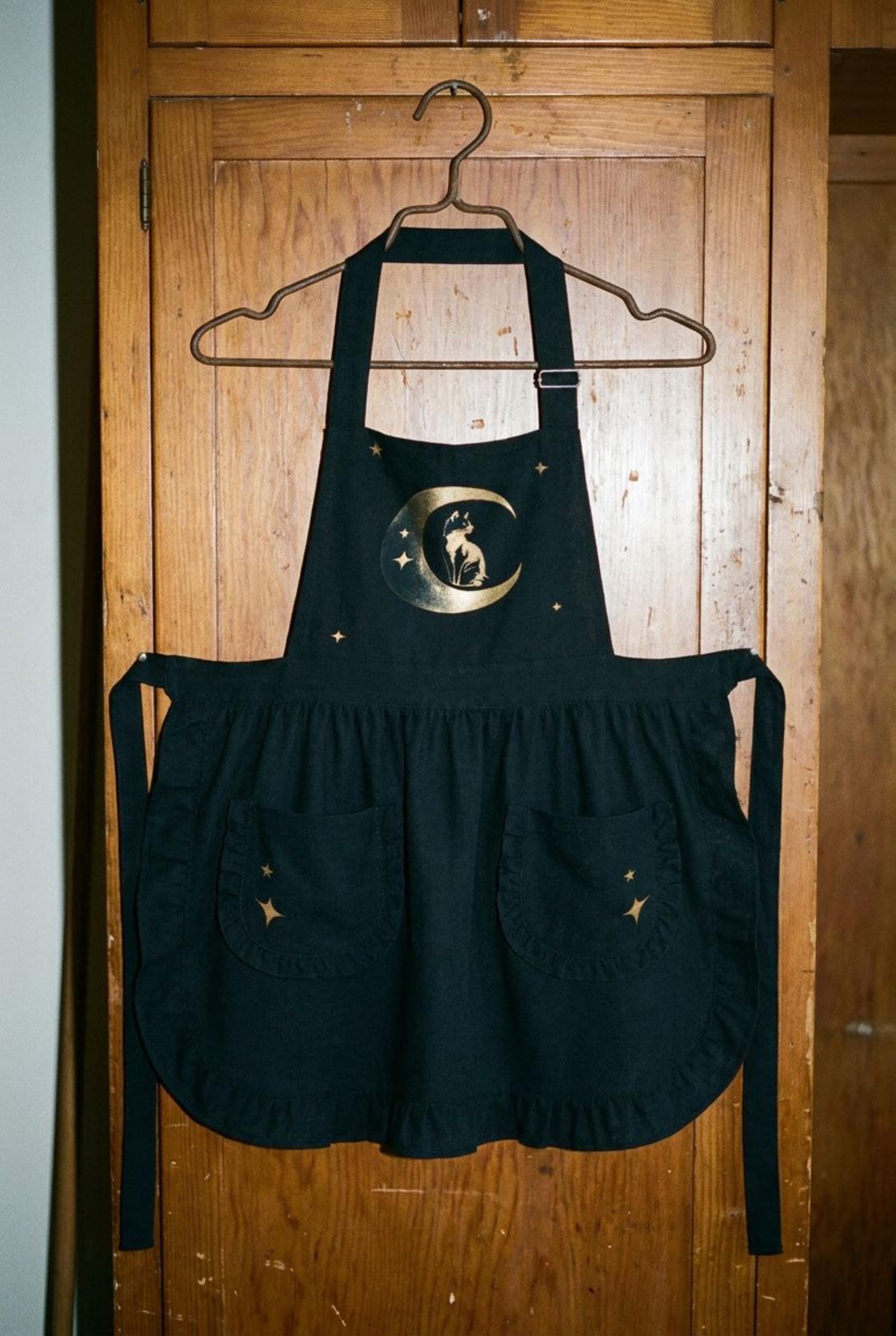 Moon Cat Ruffled Apron with Pockets, Whimsigoth Kitchen Decor, Witchy Baking Apron for Women, Goth Cottagecore Cook Gift, Magic Housewarming
