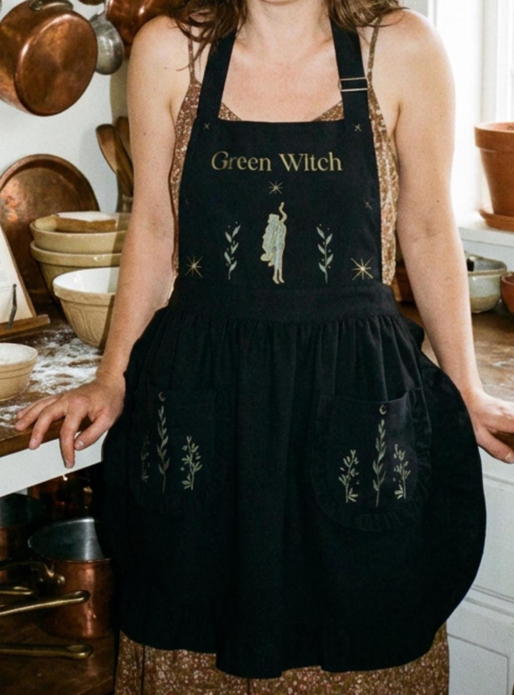 Green Witch Kitchen Apron for Herb Lovers, Cottagecore Gift for Her, Botanical Ruffled Pinafore for Gardeners, Whimsical Kitchen Witch Decor