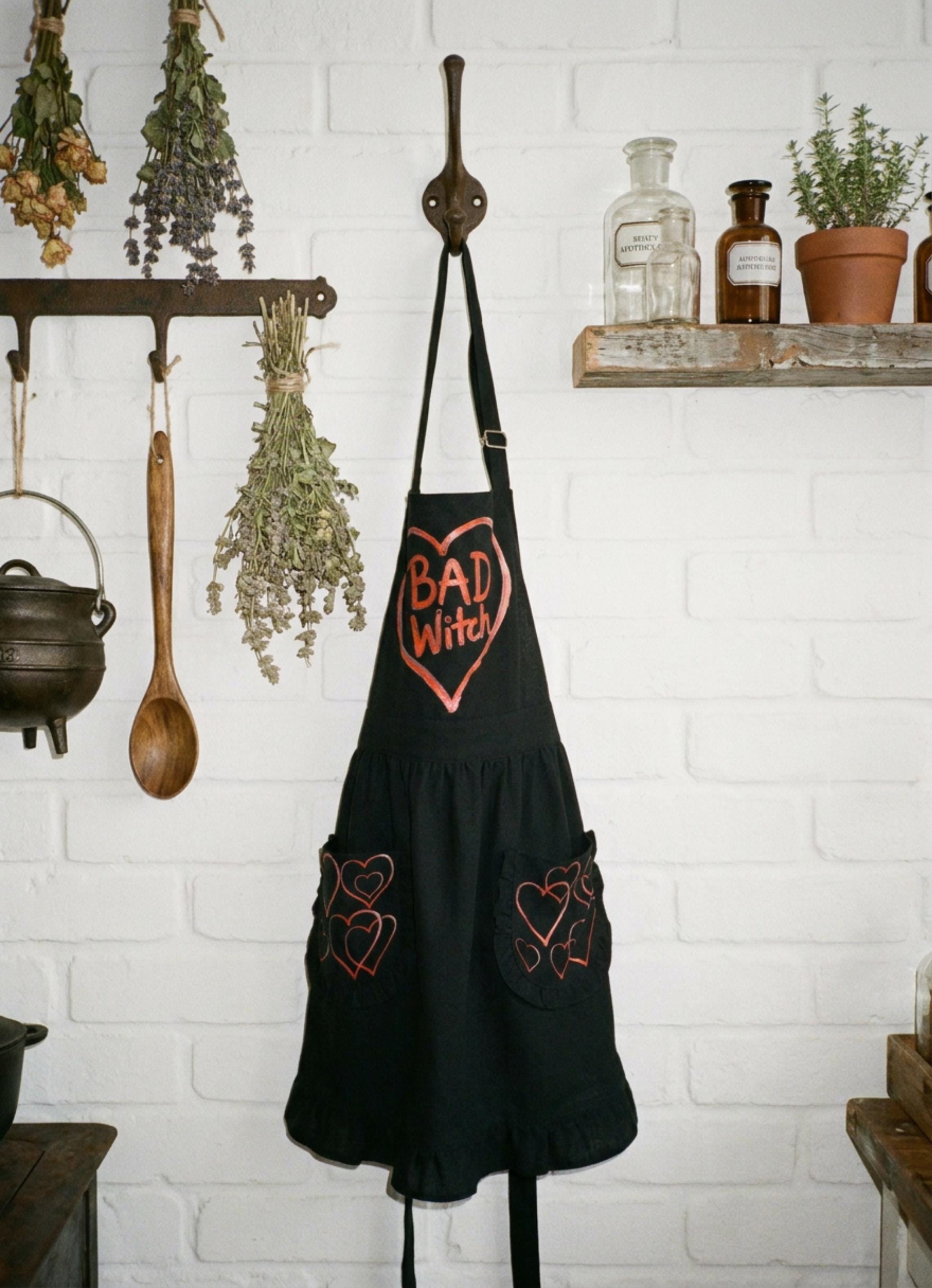 Black Ruffled Kitchen Apron with Pockets – Aesthetic Cottagecore Baking Pinafore – Dark Whimsical Hostess Gift