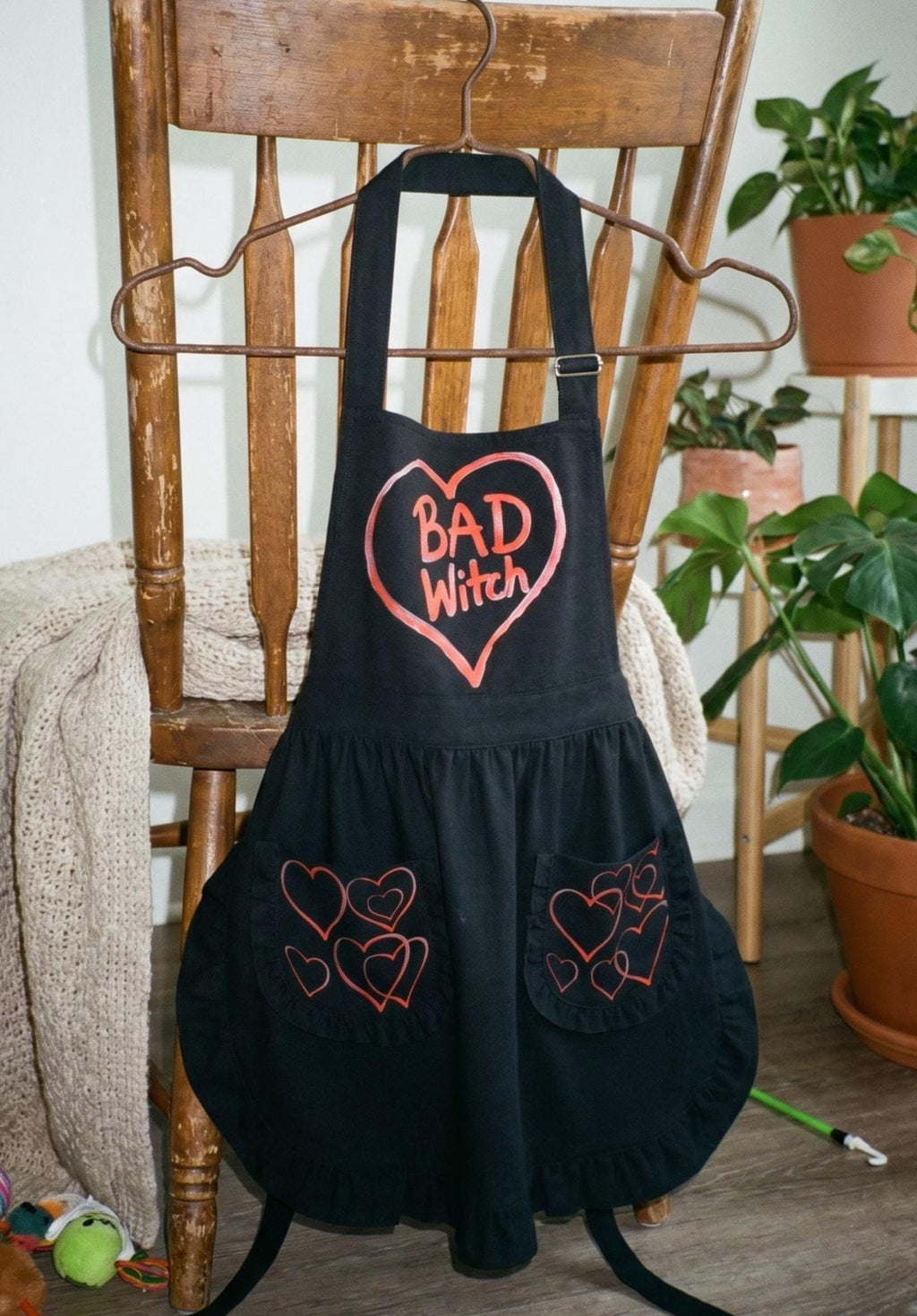 Black Ruffled Kitchen Apron with Pockets – Aesthetic Cottagecore Baking Pinafore – Dark Whimsical Hostess Gift